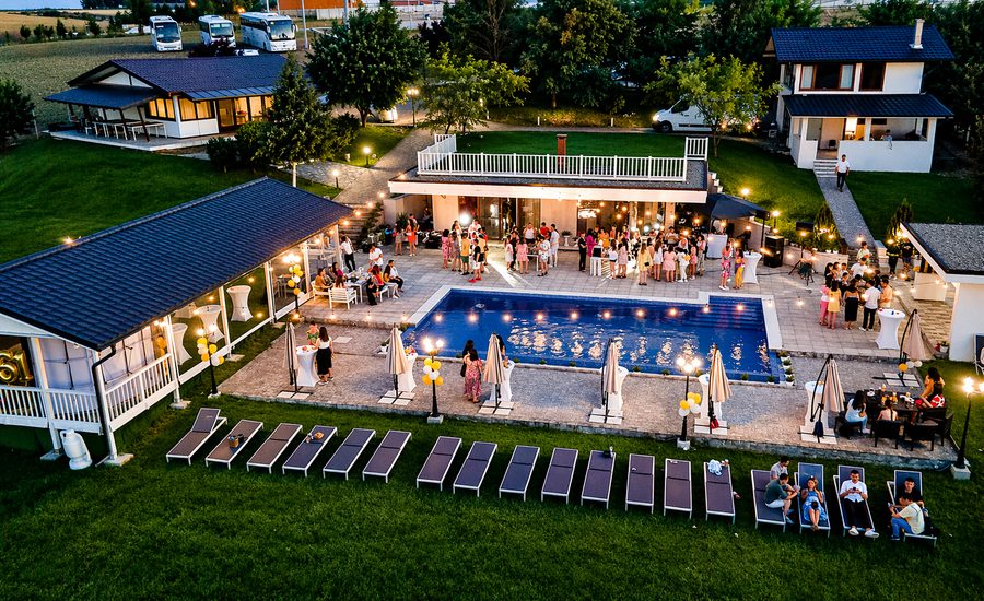 Vedere aeriană a proprietății Elysion View seara, în timpul unui eveniment