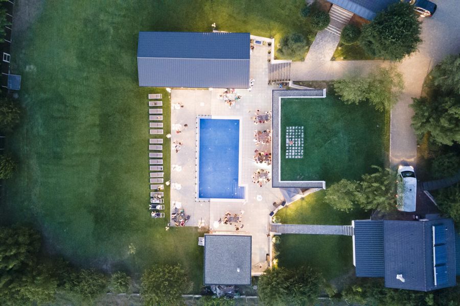 Vedere de sus a piscinei, terasei și pajiștilor Elysion View