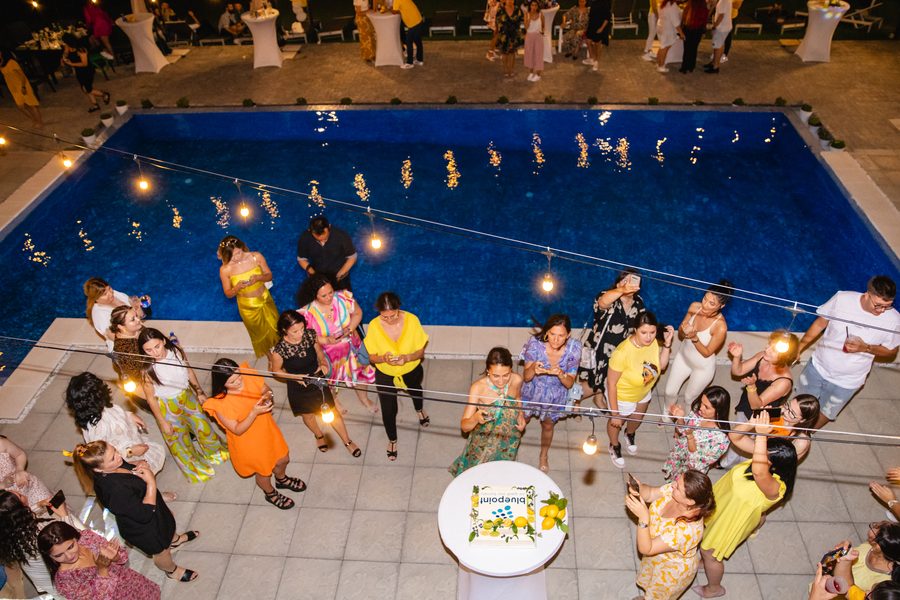 Aniversare de companie lângă piscină, văzută de sus