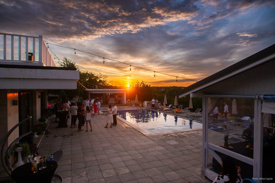Apus peste terasa și piscina Elysion View