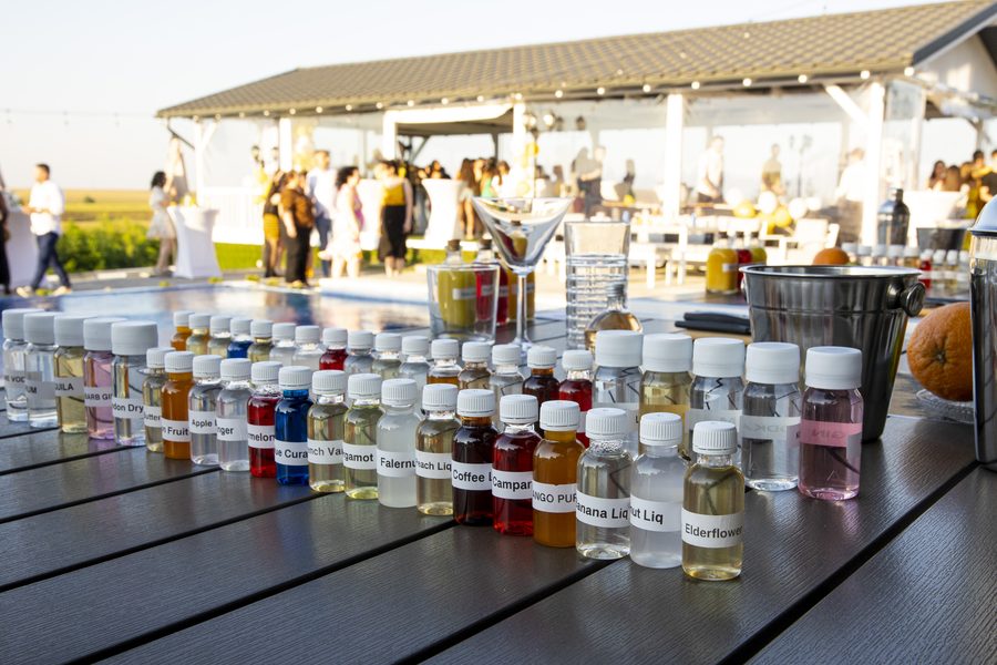 Bar de cocktailuri lângă piscină