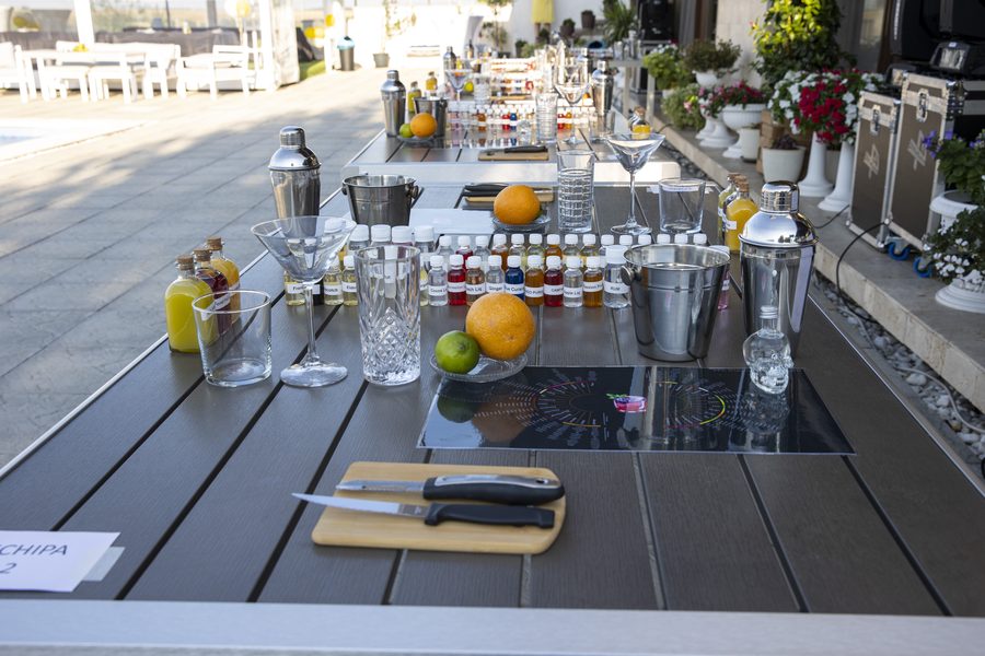 Bar pregătit cu ingrediente pentru cocktailuri