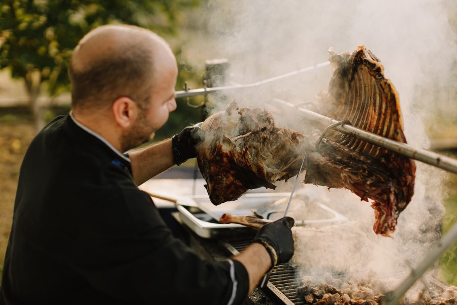 Chef care pregătește carne la grătar