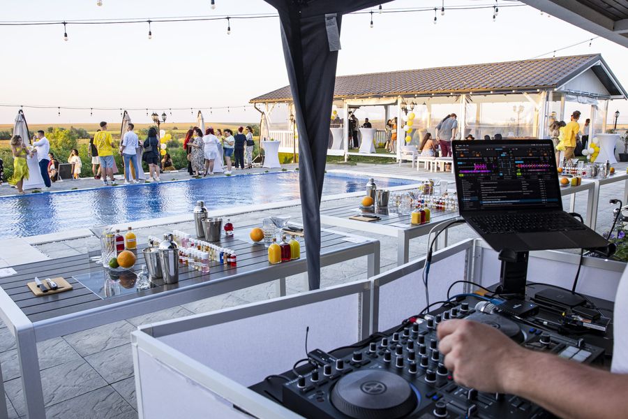 DJ lângă piscină