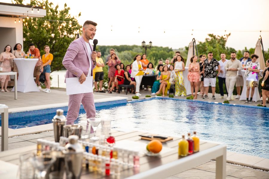 Prezentator la un eveniment lângă piscină