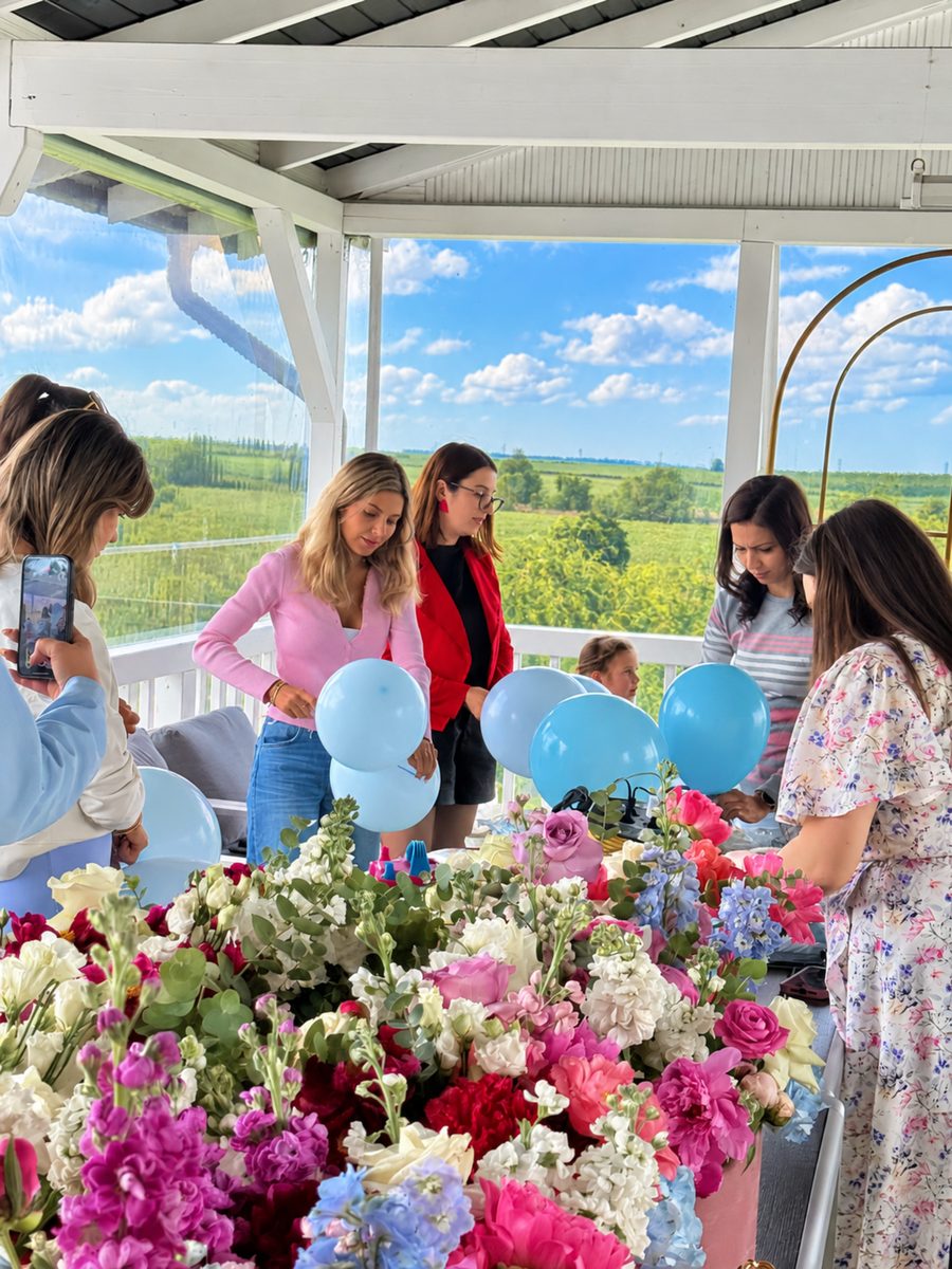 Atelier de aranjamente florale în foișor