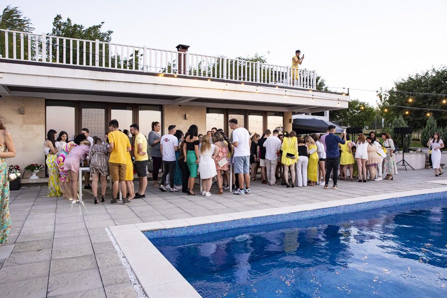 Invitați pe terasa de lângă piscină