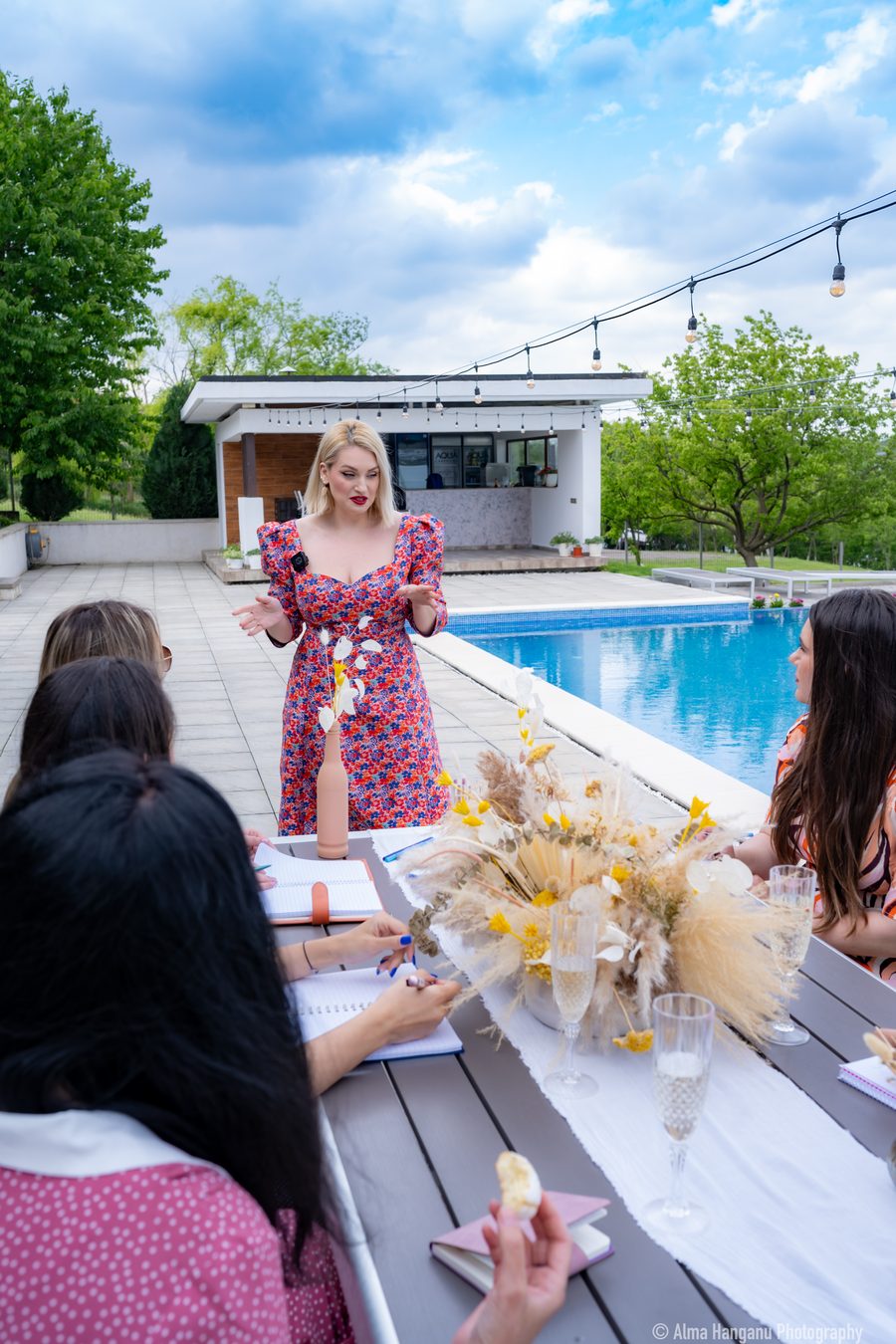 Masă aranjată pentru un eveniment lângă piscină