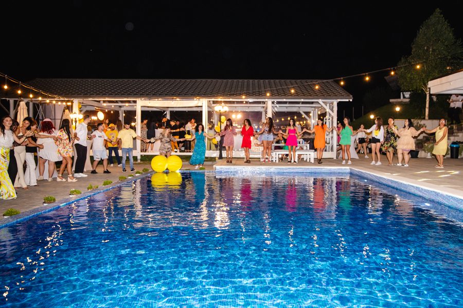 Petrecere corporate seara, în jurul piscinei