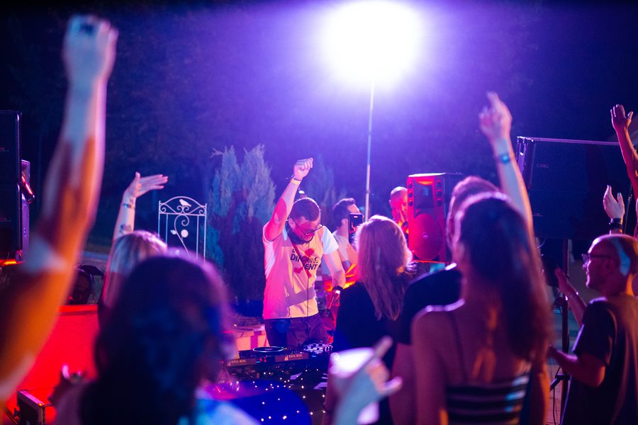 Invitați care dansează seara în fața DJ-ului, la o petrecere la Elysion View