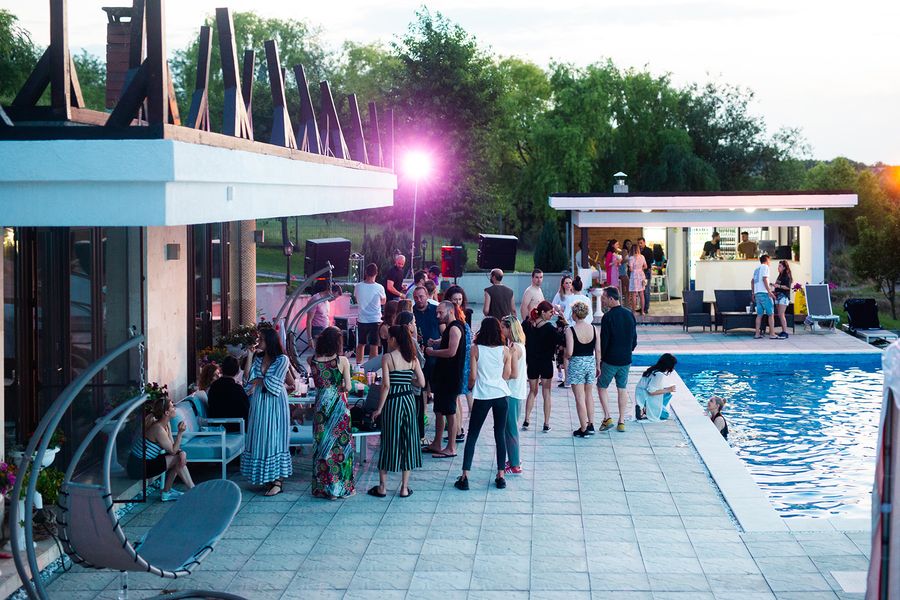 Colegi lângă piscină seara