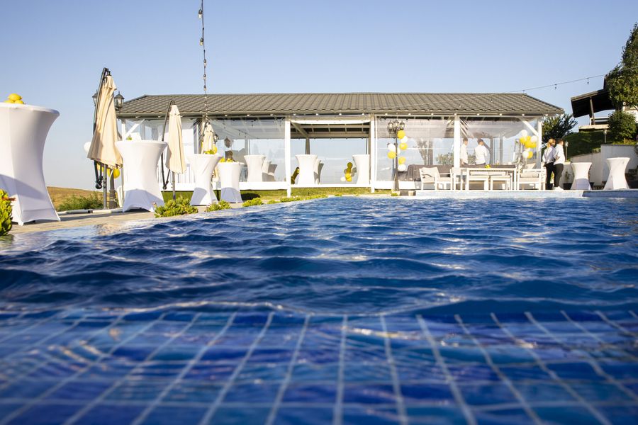 Apa piscinei și foișorul
