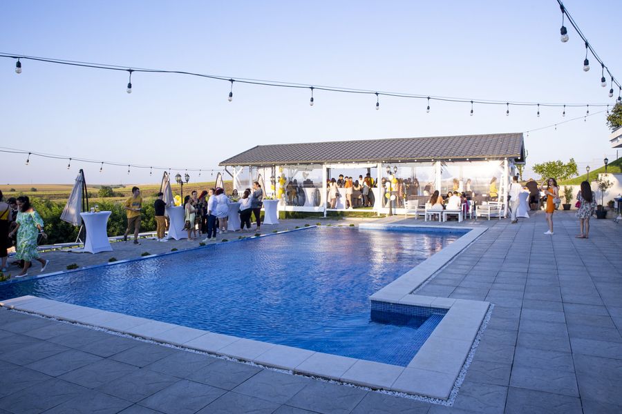Piscina și foișorul ziua