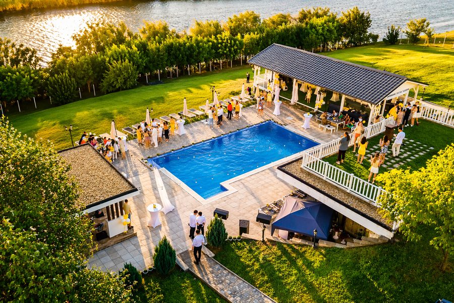 Piscina și foișorul Elysion View la apus, cu vedere spre lac