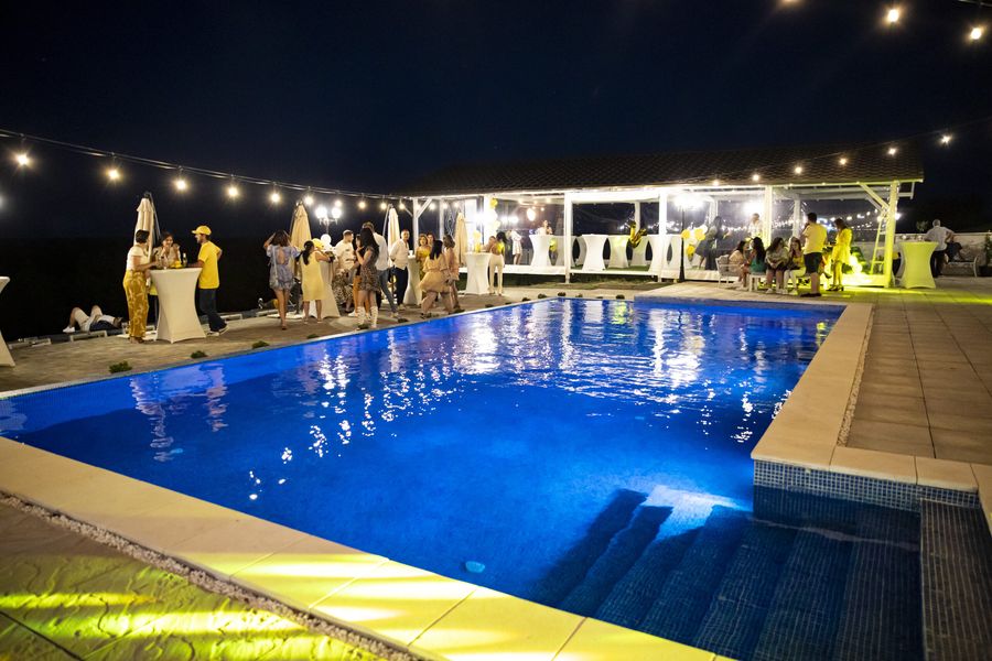 Piscina luminată seara