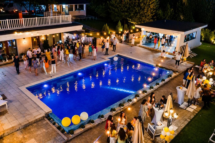 Piscina Elysion View luminată seara, în timpul unei petreceri