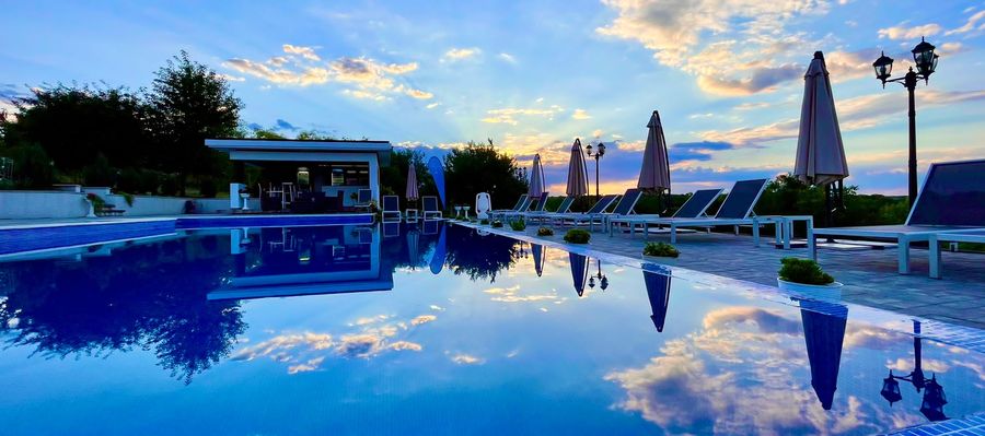Piscina și foișorul la apus