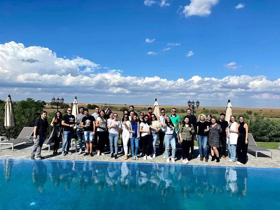 Echipă corporate fotografiată împreună lângă piscina Elysion View